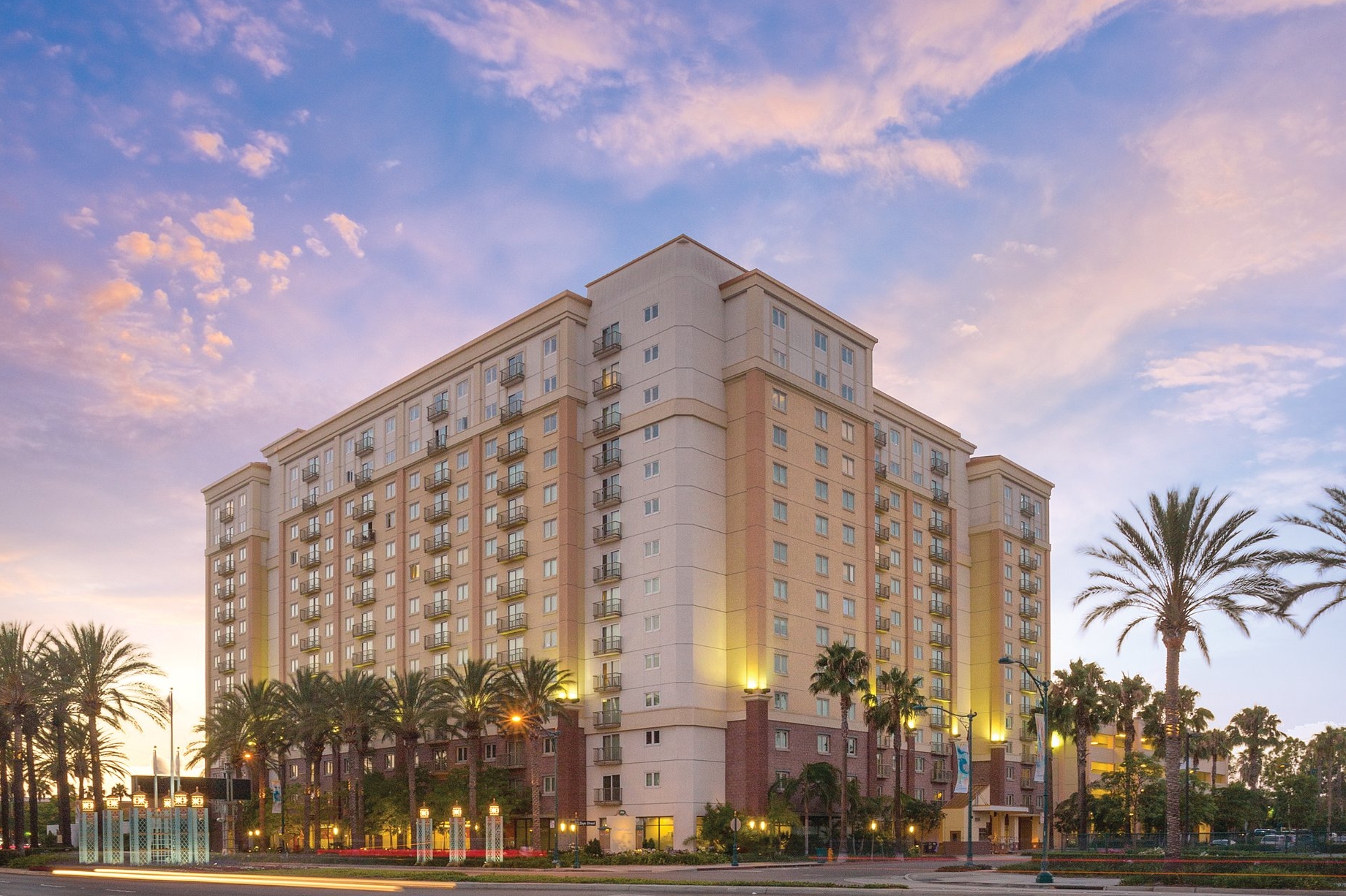 WbW_Anaheim_dusk_ext_S_crop_899_599